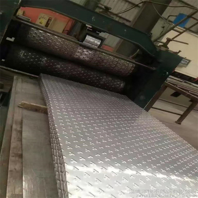 Warmgewalste 304 Roestvrij staal In reliëf gemaakte Bladen 1500 * 6000mm Antislip 10mm
