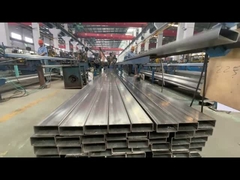 Het sorteren en verpakken in een werkplaats voor vierkante en ronde buizen van roestvrij staal