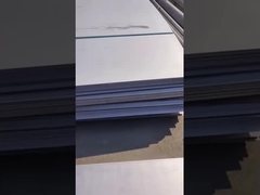 Plaat van roestvrij staal onder zonlicht