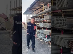 Kijk naar de gegalvaniseerde stalen buizen op de planken.