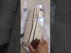 Vertoon van kleine vellen van roestvrij staal